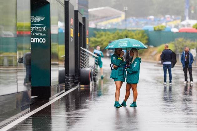 Two female Aston Martin employees stand in the rain with umbrellas, Belgian Grand Prix, motorsports, Formula 1, 2023 season, 28 07 2023 Belgian Grand Prix, motorsports, Formula 1, 2023 season, 28 07 2023 Spa Franchorchamps Copyright: xEibner-Pressefoto AlexanderxNeisx EP_ANS