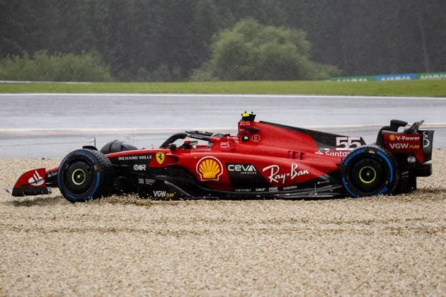 SPA - Carlos Sainz (Ferrari) shoots off the track during the 1st free practice session at Circuit de Spa-Francorchamps in the run-up to the Grand Prix of Belgium. ANP SEM VAN DER WAL F1 Grand Prix of Belgium - Practice 2023 xVIxANPxSportx xxANPxIVx 474415654 originalFilename: 474415654.jpg
