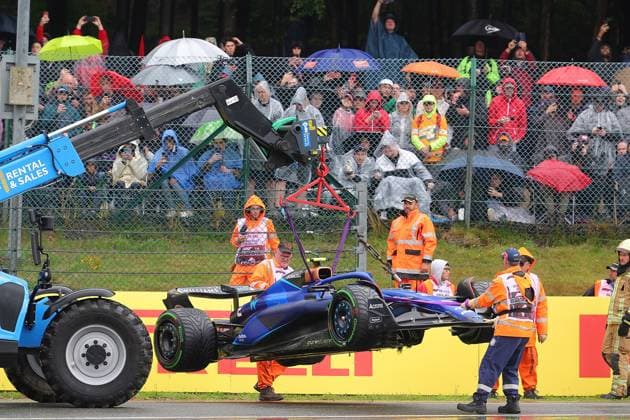 28 07 2023, Circuit de Spa Francorchamps, Spa Franchorchamps, FORMULA 1 MSC CRUISES BELGIAN GRAND PRIX 2023 , in the picture The broken car of Logan Sargeant USA , Williams Racing being towed Spa Franchorchamps Circuit de Spa Francorchamps Belgium  eu-images-506