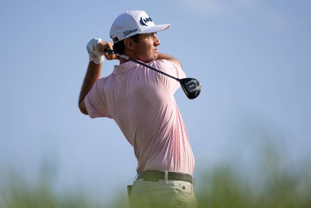 BLAINE, MN - JULY 28: J.T. Poston hits a tee shot on the fourteenth hole during the second round of the 3M Open at TPC Twin Cities on July 28, 2023 in Blaine, Minnesota. (Photo by Bailey Hillesheim Icon Sportswire) GOLF: JUL 28 PGA, Golf Herren - 3M Open Round 2 EDITORIAL USE ONLY Icon2307280073