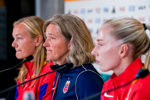 VM i fotball for kvinner 2023 i Australia og New Zealand. Auckland, New Zealand 20230729. Norges trener Hege Riise (midten), Frida Maanum (t.v.) og Thea Bjelde under pressekonferansen dagen for kampen mot Fillipinene i Auckland, New Zealand, under VM i fotball for kvinner 2023 i Australia og New Zealand. Foto: Lise Aserud NTB Auckland New Zealand EDITORIAL USE ONLY. RESTRICTED USE FOR BETTING COMPANIES Ref:_SPOh9rVTLaLack.jpg  Copyright: xLisexAserudx xNTBx
