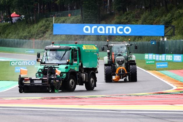 Sport Bilder des Tages F1 Belgian Grand Prix 2023 Sprint Shootout Track sweepers before sprint shootout ahead of the Formula 1 Belgian Grand Prix at Spa-Francorchamps in Spa, Belgium on July 29, 2023. Spa Belgium  Copyright: xJakubxPorzyckix originalFilename:porzycki-f1belgia230729_npVOU.jpg