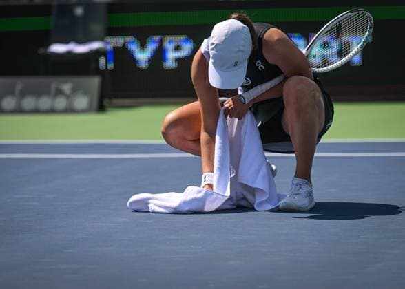 BNP Paribas Warsaw Open 2023 WARSAW, POLAND - JULY 29, 2023 : Poland s Iga Swiatek collects a ladybird from the court during her match against Linda Noskova of the Czech Republic during the Women s Singles Quarterfinal match on Day Seven of the BNP Paribas Warsaw Open, on July 29, 2023, in Warsaw, Poland. Warsaw Poland  Copyright: xArturxWidakx originalFilename:widak-bnpparib230729_npNAV.jpg