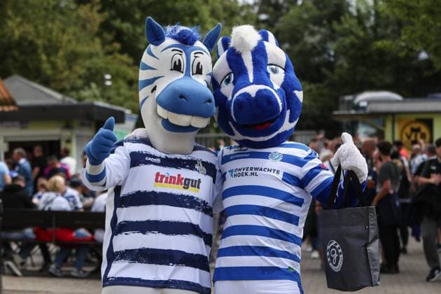 Sport Themen der Woche KW30 Sport Bilder des Tages Fussball, 3.Liga Saison 2023 2024 Testspiel MSV Duisburg - BV DeGraafschap 29.07.2023, PCC Stadion Homberg Maskottchen Ennatz (MSV Duisburg) und Guus das Maskottchen von De Graafschap Duisburg PCC Stadion Homberg Nordrhein-Westfahlen Deutschland *** Sports, football, 3 league season 2023 2024 test match MSV Duisburg BV DeGraafschap 29 07 2023, PCC Stadium Homberg mascot Ennatz MSV Duisburg and Guus the mascot of De Graafschap Duisburg PCC Stadium Homberg Nordrhein Westfahlen Germany