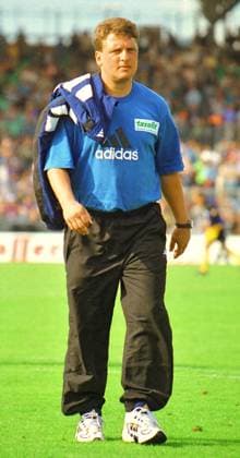 Aus 1. BL. Saison 1999 2000 VfL Wolfsburg - FC Hansa Rostock 2:0 am 28.08.1999 im alten VfL Stadion. Im Foto: Rostock Trainer Andreas Zachhuber *** From 1 BL season 1999 2000 VfL Wolfsburg FC Hansa Rostock 2 0 on 28 08 1999 in the old VfL stadium In photo Rostock coach Andreas Zachhuber