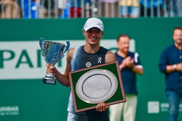 2023.07.30 Warszawa Tenis FinaÅ‚ WTA250 BNP Paribas Warsaw Open N z Iga Swiatek z pucharem dekoracja Foto Pawel Bejnarowicz PressFocus 2023.07.30 Warszawa Warsaw Tennis Final Iga Swiatek - Laura Siegemund Iga Swiatek z pucharem dekoracja Credit: Pawel Bejnarowicz PressFocus NEWSPIX.PL --- Newspix.pl  20230730PF_PB0141