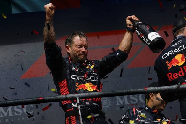 mechanic, mecanicien, mechanics, podium during the 2023 Formula 1 MSC Cruises Belgian Grand Prix, 12th round of the 2023 Formula One World Championship, WM, Weltmeisterschaft from July 28 to 30, 2023 on the Circuit de Spa-Francorchamps, in Stavelot, Belgium - F1 - BELGIAN GRAND PRIX 2023 - RACE DPPI Panoramic  _PV_2181 