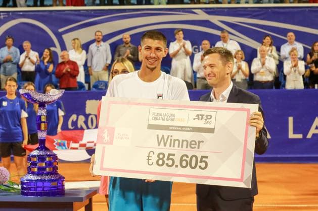 Croatia, Umag, 300723. Plava Laguna Croatia Open Umag. Final between Swiss Stan Wawrinka and Australian Alexei Popyrin. In the photo: the winner Alexei Popyrin. Photo: Goran Sebelic CROPIX Copyright: xxGoranxSebelicx CROPIXx atp_finale21-300723