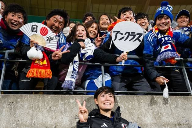 230731 Hikaru Naomoto of Japan celebrates with fans after the FIFA Women s World Cup football match between Japan and Spain on July 31, 2023 in Wellington. Photo: Mathias Bergeld BILDBYRAN kod MB MB0657 fotboll football soccer fotball fotbolls-vm världsmästerskap vm fifa womens world cup japan spanien spain 12 dam bbeng women fotball vm kvinner verdensmesterskap jubel *** 230731 Hikaru Naomoto of Japan celebrates with fans after the FIFA Women s World Cup soccer match between Japan and Spain on July 31, 2023 in Wellington Photo Mathias Bergeld BILDBYRAN code MB MB0657 football soccer soccer football world cup world championship world cup fifa womens world cup japan spain spain 12 dam bbeng women football world cup women world championship jubilation  Copyright: MATHIASxBERGELD BB230731MB073