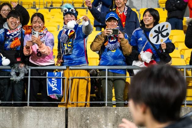 230731 Fans celebrate with Jun Endo of Japan after the FIFA Women s World Cup football match between Japan and Spain on July 31, 2023 in Wellington. Photo: Mathias Bergeld BILDBYRAN kod MB MB0657 fotboll football soccer fotball fotbolls-vm världsmästerskap vm fifa womens world cup japan spanien spain 12 dam bbeng women fotball vm kvinner verdensmesterskap jubel publik *** 230731 Fans celebrate with Jun Endo of Japan after the FIFA Women s World Cup soccer match between Japan and Spain on July 31, 2023 in Wellington Photo Mathias Bergeld BILDBYRAN code MB MB0657 football soccer football soccer soccer world cup world championship world cup fifa womens world cup japan spain 12 dam bbeng women football world cup women world championship jubel publik  Copyright: MATHIASxBERGELD BB230731MB111