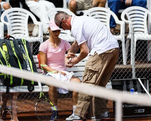 DTB internationals Ladies Open 2023 by Wilson, 31 07 2023, 24 boso Ladies Open Hechingen, Category AA 1 Round Qualification Sign In Doubles Gwendolyn Fedel GER vs Nina Radovanovic FRA Gwendolyn Fedel GER is doctored on her hand DTB internationals Ladies Open 2023 by Wilson Hechingen Copyright: xEibner-Pressefoto RogerxBuerkex EP_EER