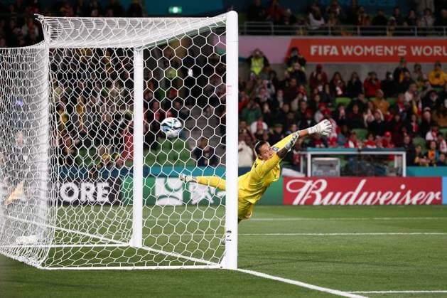 MELBOURNE, AUSTRALIA - JULY 31: Kailen Sheridan of Canada dives to try and stop the goal of Steph Catley of Australia during the Women s World Cup football match between Canada and Australia at AAMI Park on July 31, 2023 in Melbourne, Australia. (Photo by Dave Hewison Speed Media Icon Sportswire) SOCCER: JUL 31 Women s World Cup - Canada v Australia EDITORIAL USE ONLY Icon2307311915