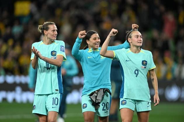 WWC23 CANADA AUSTRALIA, Sam Kerr of Australia joins her Australian team mates as they celebrate their win ove Canada during the FIFA Women s World Cup 2023 soccer match between Canada and Australia at Melbourne Rectangular Stadium in Melbourne, Monday, July 31, 2023. ( NO ARCHIVING, EDITORIAL USE ONLY, NO USE IN BOOKS WITHOUT CONSENT MELBOURNE VICTORIA AUSTRALIA  Copyright: xJAMESxROSSx 20230731001826395159
