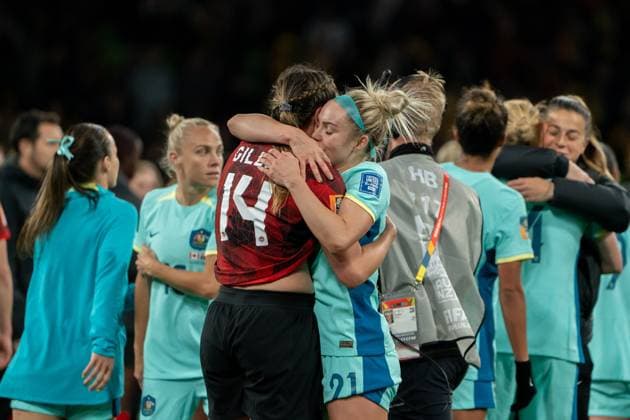 Melbourne, Australia, July 31st 2023: Ellie Carpenter (21 Australia) and Vanessa Gilles (14 Canada) hug after the 2023 FIFA Womens World Cup Group B football match between Canada and Australia at Melbourne Rectangular Stadium (AAMI Park) in Melbourne, Australia. (Noe Llamas SPP) Copyright: xNoexLlamasx xSPPx spp-en-NoLlSp-20230731-NLB03137