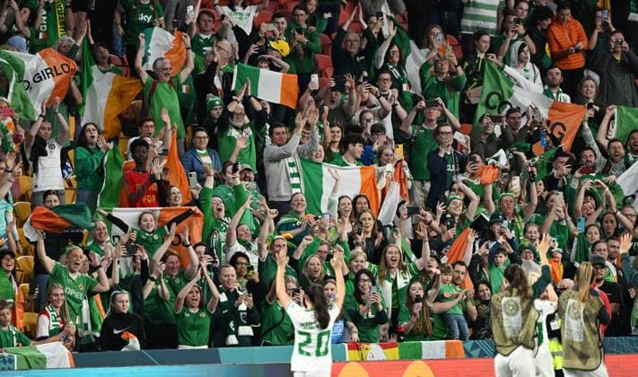 WWC23 IRELAND NIGERIA, Ireland fans cheer the team after drawing the FIFA Women s World Cup 2023 soccer match between Ireland and Nigeria at Brisbane Stadium in Brisbane, Monday, July 31, 2023. ( NO ARCHIVING, EDITORIAL USE ONLY, NO USE IN BOOKS WITHOUT CONSENT BRISBANE QUEENSLAND AUSTRALIA  Copyright: xDARRENxENGLANDx 20230801001826433179