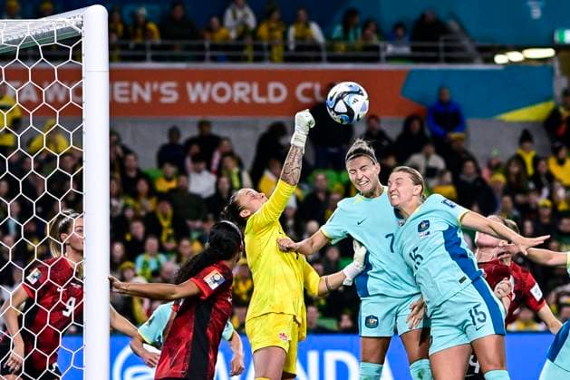 Sport Bilder des Tages Melbourne, Australia, July 31st 2023: Kailen Sheridan (1 Canada) defends her goal from Steph Catley (7 Australia) and Clare Hunt (15 Australia) during the 2023 FIFA Womens World Cup Group B football match between Canada and Australia at Melbourne Rectangular Stadium (AAMI Park) in Melbourne, Australia. (Richard Callis SPP) Copyright: xRichardxCallisx xSPPx spp-en-RiCaSp-rmc310723-3399