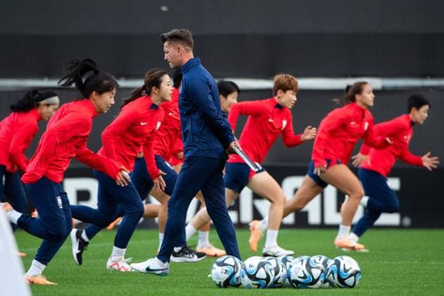 Colin Bell South Korea, coach in front of his players, AUS, final training MD 1 Brisbane, South Korea women national team in front of South Korea vs Germany, FIFA Womens World Cup Australia 2023, 02 08 2023 AUS, final training MD 1 Brisbane, DFB women national team in front of South Korea vs Germany, FIFA Womens World Cup Australia 2023, 02 08 2023 Brisbane Copyright: xEibner-Pressefoto Memmlerx EP_MMR