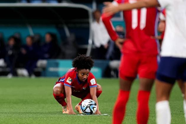 SYDNEY, AUSTRALIA - AUGUST 02: Marta Cox of Panama places the ball for a free kick during the Women s World Cup football match between Panama and France at Allianz Stadium on August 02, 2023 in Sydney, Australia. (Photo by Damian Briggs Speed Media Icon Sportswire) SOCCER: AUG 02 Women s World Cup - Panama vs France EDITORIAL USE ONLY Icon2308020135