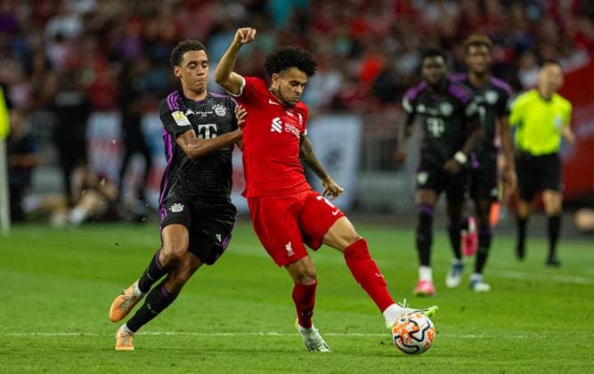 Football - Pre-Season - Liverpool FC v FC Bayern Munich SINGAPORE - Wednesday, August 2, 2023: Liverpool s Luis Diaz (R) during a pre-season friendly match between Liverpool FC and FC Bayern Munich FC at the Singapore National Stadium. Bayern won 4-3. SINGAPORE Singapore National Stadium SINGAPORE SINGAPORE  Copyright: xPropagandaxPhotoxAgencyx P2023-08-02-Liverpool_Bayern-149
