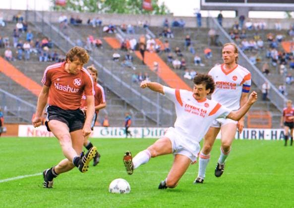 RECORD DATE NOT STATED Aus 1. BL. Saison 1988 89 Hannover 96 - 1. FC Nürnberg 2:2 am 03.06.1989. Im Foto: Han96 Spieler Dieter Schatzschneider gegen Hans-Jürgen Brunner und Kpt. Anders Giske *** From 1 BL season 1988 89 Hannover 96 1 FC Nürnberg 2 2 on 03 06 1989 In the photo Han96 player Dieter Schatzschneider against Hans Jürgen Brunner and Kpt Anders Giske