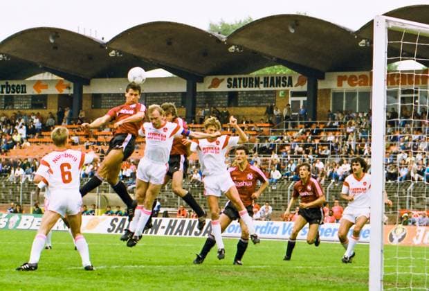 RECORD DATE NOT STATED Aus 1. BL. Saison 1988 89 Hannover 96 - 1. FC Nürnberg 2:2 am 03.06.1989. Im Foto: Kopfball von Han96 Spieler Axel Sundermann und Siegfried Reich gegen FC Kpt. Anders Giske *** From 1 BL season 1988 89 Hannover 96 1 FC Nürnberg 2 2 on 03 06 1989 In the photo header of Han96 player Axel Sundermann and Siegfried Reich against FC Kpt Anders Giske