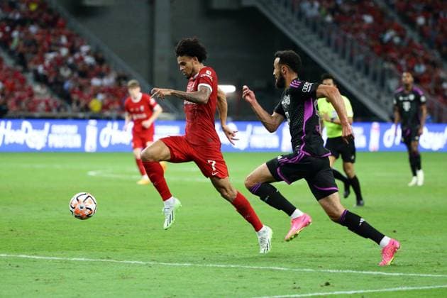 Liverpool FC v Bayern Munchen - Pre-Season Friendly Noussair Mazraoui of Bayern Munich challenges Luis Diaz of Liverpool for the ball during the pre-season friendly match between Bayern Munich and Liverpool at National Stadium on August 2, 2023 in Singapore. Singapore Singapore  Copyright: xSuhaimixAbdullahx originalFilename:abdullah-notitle230802_npFor.jpg