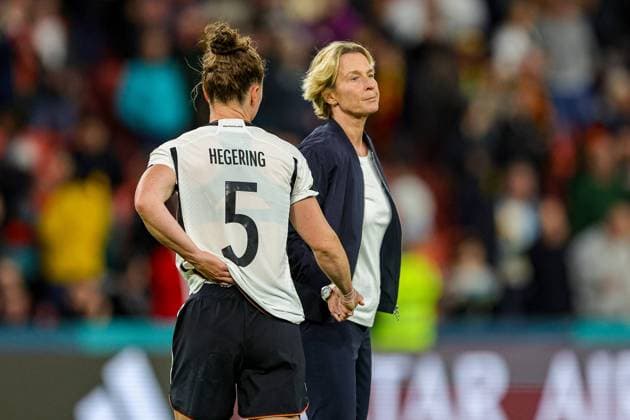 FIFA Fußball Frauen WM 2023, Südkorea - Deutschland Korean Republic Women v Germany Women 2023 FIFA Women™s World Cup 03 08 2023. Martina Voss-Tecklenburg Manager of Germany holds hands with Marina Hegering (5) of Germany during the 2023 FIFA Women™s World Cup match between Korean Republic Women and Germany Women at Brisbane Stadium, Brisbane, Australia on 3 August 2023. Editorial use only , Copyright: xNigelxKeenex PSI-17656-0057