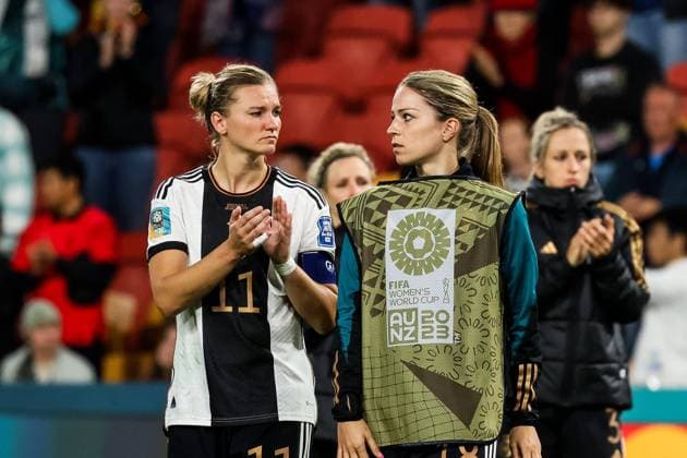 FIFA Womens World Cup 2023 South Korea Germany 03 08 2023 Alexandra Popp Germany, 11 , Melanie Leupolz Germany, 18 applaud the fans FIFA Womens World Cup 2023 South Korea Germany Brisbane Meaanjin, Suncorp Stadium, 03 08 2023 Copyright: xBEAUTIFULxSPORTS Jonesx
