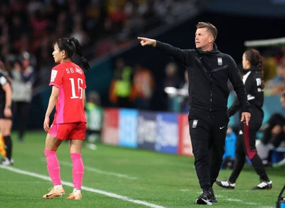 (230803) -- BRISBANE, Aug. 3, 2023 -- Colin Bell (front R), head coach of South Korea gestures during the Group H match between South Korea and Germany at the 2023 FIFA Women s World Cup in Brisbane, Australia, Aug. 3, 2023. ) (SP)AUSTRALIA-BRISBANE-2023 FIFA WOMEN S WORLD CUP-GROUP H-KOR VS GER ZhangxChen 