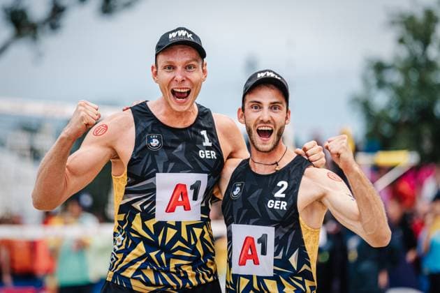Sport Themen der Woche KW31 Sport Bilder des Tages Beachvolleyball Männer A1 CEV Beach volleyball, Beachvolleyball Europameisterschaften 2023 Nils Ehlers Clemens Wickler (GER) vs. Leon Luini Yorick de Groot (NED) 03.08.2023 v.l. Nils Ehlers (1, GER) und Clemens Wickler (2, GER) freuen sich nach ihrem Sieg Wien Donauinsel Wien Österreich *** Beach Volleyball Men A1 CEV Beach Volleyball European Championships 2023 Nils Ehlers Clemens Wickler GER vs Leon Luini Yorick de Groot NED 03 08 2023 v l Nils Ehlers 1, GER and Clemens Wickler 2, GER rejoice after their victory Vienna Danube Island Vienna Austria