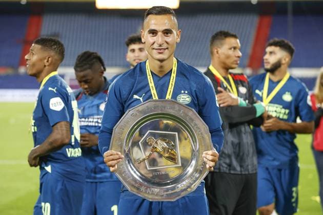 ROTTERDAM ,04-08-2023 , Stadion de Kuip , Dutch Johan Cruijff Cup Football , season 2023 2024 , match between Feyenoord and PSV , PSV player Anwar El Ghazi lifting the cup Feyenoord - PSV (JC schaal)  x21857016x Copyright: