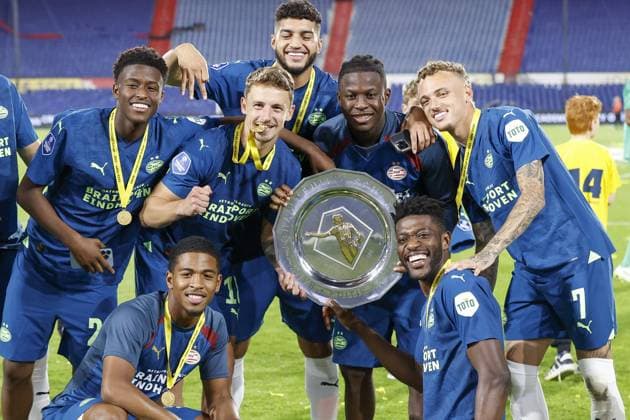 Sport Themen der Woche KW31 Sport Bilder des Tages ROTTERDAM ,04-08-2023 , Stadion de Kuip , Dutch Johan Cruijff Cup Football , season 2023 2024 , match between Feyenoord and PSV , PSV players lifting the cup Feyenoord - PSV (JC schaal)  x21857021x Copyright: