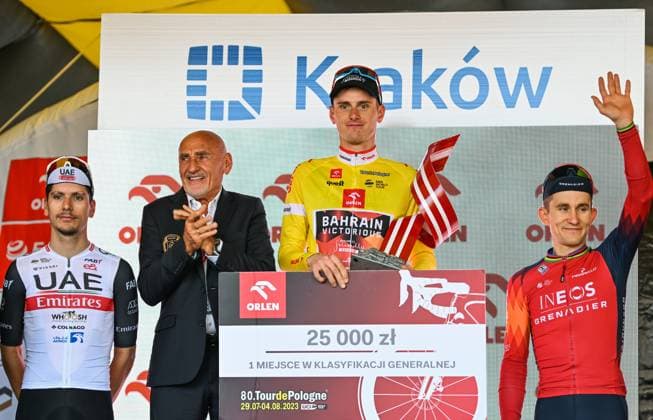 Bilder des Jahres 2023, Sport 08 August Sport Themen der Woche KW31 Sport Bilder des Tages 80th Tour De Pologne 2023 Stage 7 KRAKOW, POLAND - AUGUST 04:, 2023: (L-R) Joao Almeida of Portugal and UAE Team Emirates, Czeslaw Lang - the Tour Director, Matej Mohoric of Slovenia and Team Bahrain Victorious and Michal Kwiatkowski of Poland and Team INEOS Grenadiers celebrate during the Awards Ceremony of the 80th Tour de Pologne 2023, on August 04, 2023, in Krakow, Poland. Krakow Poland  Copyright: xArturxWidakx originalFilename:widak-80thtour230804_npHcD.jpg