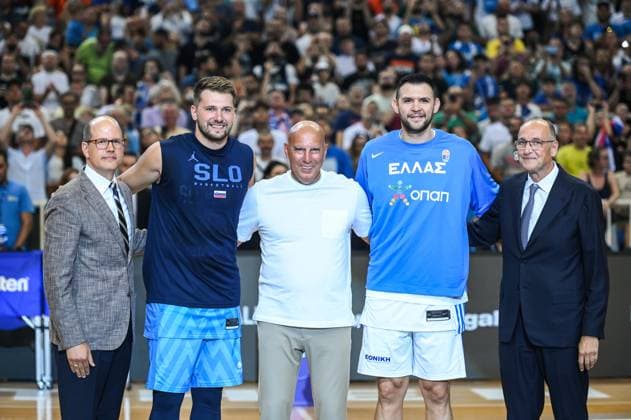 Greece v Slovenia - International Friendly, Länderspiel, Nationalmannschaft Retirement ceremony of Greek ex basketball player NICK GALIS with (L) FIBA Secretary General ANDREAS ZAGKLIS, LUCA DONCIC, KOSTAS PAPANIKOLAOU, VAGGELIS LIOLIOS President of the Hellenic Basketball Federation before the International Friendly match between Greece and Slovenia at OAKA Stadium on August 4, 2023, in Athens, Greece. Athens Greece  Copyright: xStefanosxKyriazisx originalFilename:kyriazis-greecevs230804_npNWX.jpg