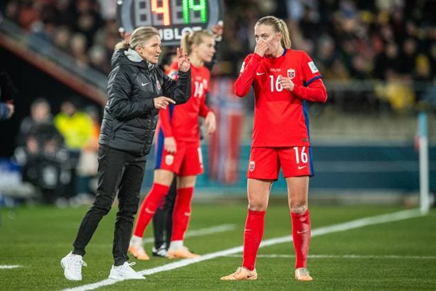 230805 Head coach Hege Riise and Mathilde Harviken of Norway during the FIFA Womens World Cup round of 16 match between Japan and Norway on August 5, 2023 in Wellington Photo Jon Olav Nesvold BILDBYRAN COP 217 JE0069 fotboll soccer fotbolls vm verdensmästerskap vm fifa womens world cup attondelsfinal round of 16 japan norge norway day 17 dam bbeng  Copyright: JONxOLAVxNESVOLD BB230805JE141