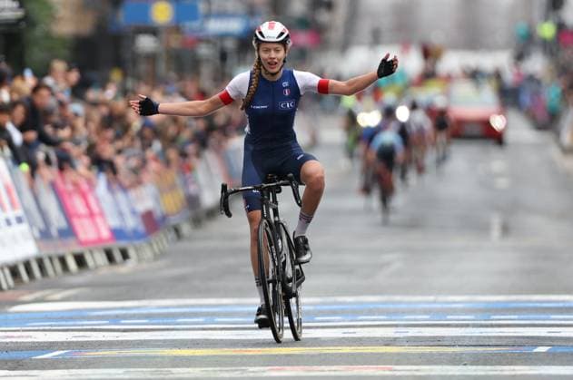 Bilder des Jahres 2023, Sport 08 August Sport Themen der Woche KW31 French Julie Bego celebrates after winning the women junior road race at the UCI World Championships Cycling, in Glasgow, Scotland, Saturday 05 August 2023. UCI organizes the worlds with all cycling disciplines, Road cycling, Rad, Radsport, Strasse indoor cycling, mountain bike, BMX racing, road paracycling and indoor paracycling, in Glasgow from 05 to 13 August. DAVIDxPINTENS  x71625573x