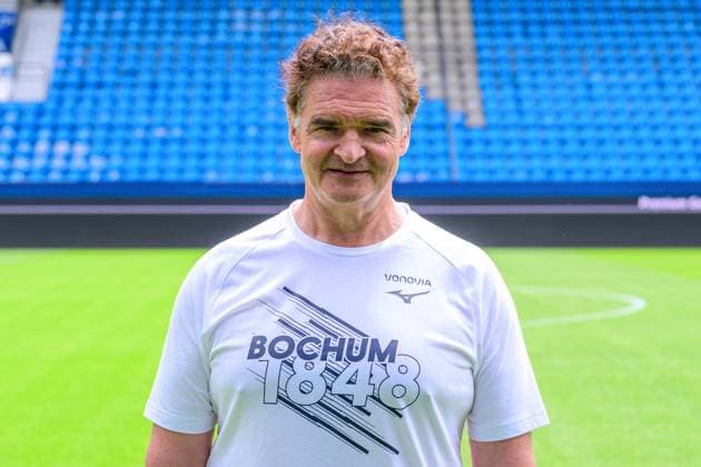 Dr Karl Heinz Bauer Team Doctor VfL Bochum VfL Bochum 1 BL, Porträttermin 2023 2024 Bochum Vonovia Ruhrstadion North Rhine Westphalia Germany Team2