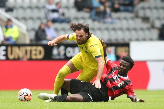 OCG Nice v Villareal CF - Sela Cup Villarreal s Ben Brereton Diaz is tackled by OGC Nice s Dante during the Sela Cup match between OCG Nice and Villareal CF at St. James s Park, Newcastle on Saturday 5th August 2023. Newcastle Tyne and Wear United Kingdom  Copyright: xMIxNewsx originalFilename:fletcher-ocgnicev230805_npsXy.jpg