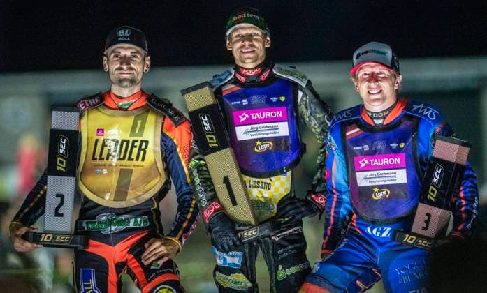 Bilder des Jahres 2023, Sport 08 August Sport Themen der Woche KW31 Sport Bilder des Tages 5.8.2023, GER, Speedway, Herren, Europameisterschaft, Speedway Euro Championship 2023, 2. Rennen, Güstrow Mikkel Michelsen (Dänemark, li.), Janusz Kolodziej (Polen,Mitte) und Andzej Lebedev (Lettland, re.) bei der Siegerehrung nach dem Rennen. Güstrwo Speedwaystadion Mecklenburg-Vorpommern Deutschland *** 5 8 2023, GER, Speedway, Men, European Championship, Speedway Euro Championship 2023, 2 races, Güstrow Mikkel Michelsen Denmark, left , Janusz Kolodziej Poland,center and Andzej Lebedev Latvia, right at the award ceremony after the race Güstrwo Speedwaystadion Mecklenburg Vorpommern Germany