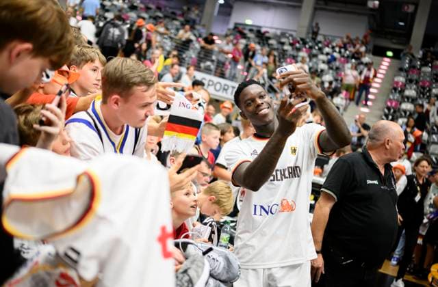 Dennis SCHROEDER Schröder GER makes selfies with fans after the game, Basketball Laenderspiel, Testspiel, Germany GER Sweden SWE 87 68 , on 05 08 2023 in Bonn Germany Â