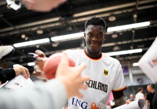 Dennis SCHROEDER Schröder GER signs autographs after the game, Basketball Laenderspiel, Testspiel, Germany GER Sweden SWE 87 68 , on 05 08 2023 in Bonn Germany Â