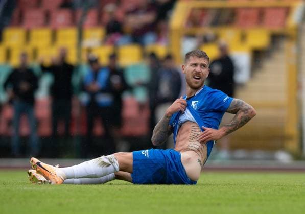 Sport Themen der Woche KW31 Sport Bilder des Tages Fussball, Herren, Saison 2023 2024, Regionalliga Nordost (2. Spieltag), VSG Altglienicke - BFC Dynamo, Philip Türpitz (VSG Altglienicke) zeigt die Schürfwunden an seiner Hüfte, nachdem er dort von David Al-Azzawe (BFC Dynamo) erwischt wurde, der BFC-Spieler sah die rote Karte, 06.08. 2023, *** Football, Men, Season 2023 2024, Regionalliga Nordost 2 Matchday , VSG Altglienicke BFC Dynamo, Philip Türpitz VSG Altglienicke shows the abrasions on his hip after being caught there by David Al Azzawe BFC Dynamo, the BFC player saw the red card, 06 08 2023, Copyright: xSebastianxRäppold MatthiasxKochx