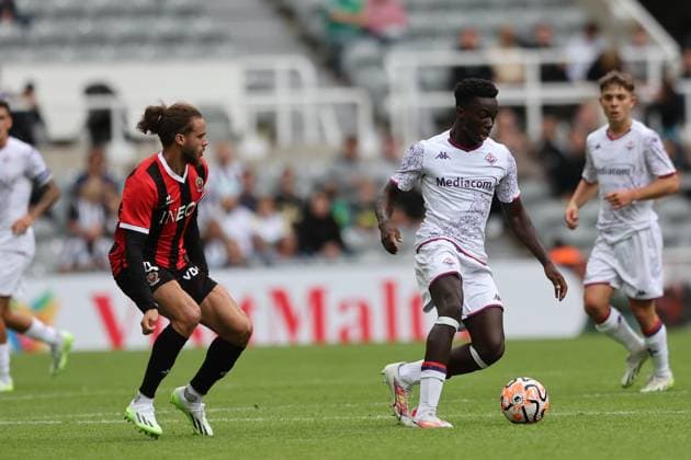 NEWCASTLE UPON TYNE, ENGLAND AUGUST 06: Michael Kayode (L) of ACF Fiorentina in action during the Sela Cup soccer match between ACF Fiorentina and OGC Nice at St. James Park on August 06, 2023 in Newcastle upon Tyne, England. Sela Cup soccer tournament SELA_2023