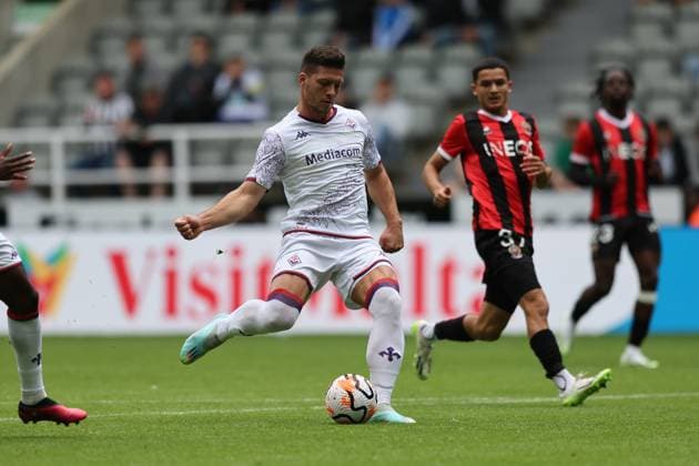NEWCASTLE UPON TYNE, ENGLAND AUGUST 06: Luka Jovic (L) about to score the first goal for ACF Fiorentina during the Sela Cup soccer match between ACF Fiorentina and OGC Nice at St. James Park on August 06, 2023 in Newcastle upon Tyne, England. Sela Cup soccer tournament SELA_2023