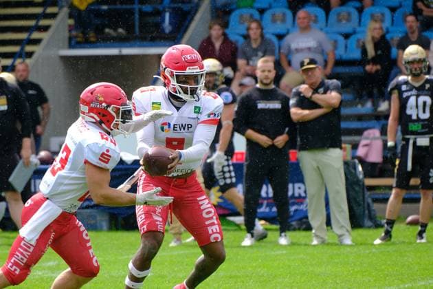 06 08 2023 xkhx Paderborn Hermann Löns Stadion American Football GFL 2023 AFC Paderborn Dolphins vs Potsdam Royals Marvin Canitz 23, Potsdam Royals and Jaylon Henderson 8, Potsdam Royals.