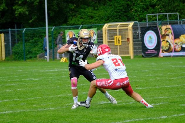 06 08 2023 xkhx Paderborn Hermann Löns Stadion American Football GFL 2023 AFC Paderborn Dolphins vs Potsdam Royals FELIX BLISSENBACH 14, AFC Paderborn Dolphins vs Ruben De Ruyter 21, Potsdam Royals