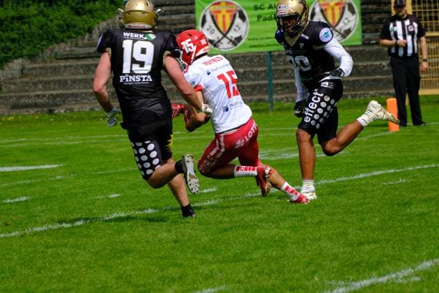 06 08 2023 xkhx Paderborn Hermann Löns Stadion American Football GFL 2023 AFC Paderborn Dolphins vs Potsdam Royals DENNIS LAAS 19, Paderborn Dolphins vs Jared Wolfe 15, Potsdam Royals