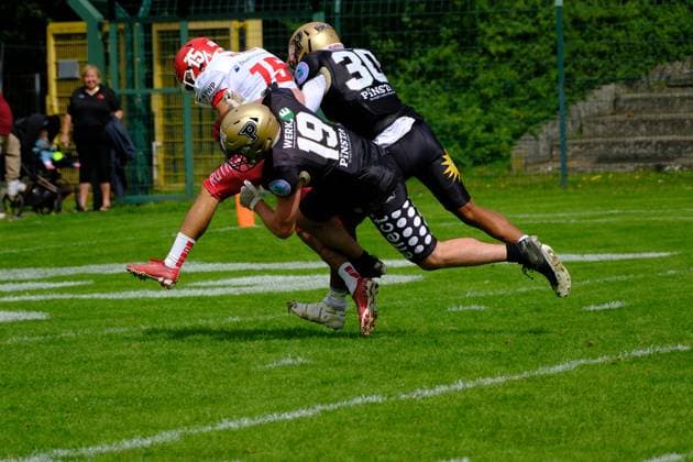 06 08 2023 xkhx Paderborn Hermann Löns Stadion American Football GFL 2023 AFC Paderborn Dolphins vs Potsdam Royals DENNIS LAAS 19, Paderborn Dolphins vs Jared Wolfe 15, Potsdam Royals