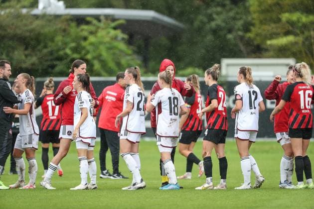 the players say goodbye after the match, GER, Eintracht Frankfurt vs 1 FC Nuernberg, 1 Frauen Bundesliga, Testspiel, Spielzeit 2023 24, 06 08 2023, GER, Eintracht Frankfurt vs 1 FC Nuernberg, 1 Frauen Bundesliga, Testspiel, Spielzeit 2023 24, Frankfurt Copyright: xEibner-Pressefoto UlrichxScherbaumx EP_USM