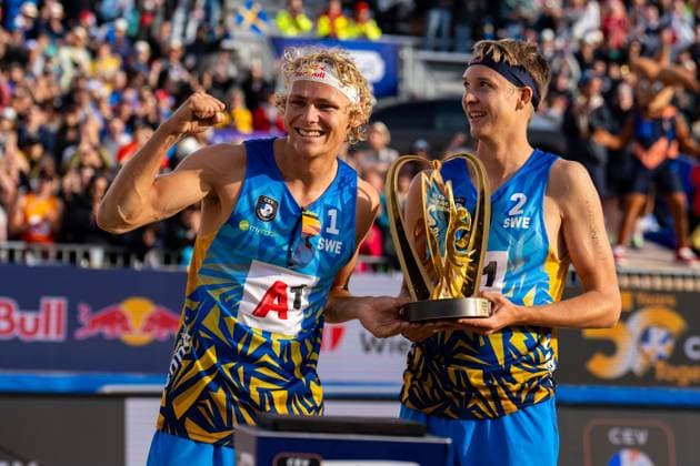 Bilder des Jahres 2023, Sport 08 August Sport Themen der Woche KW31 Beach volleyball, Beachvolleyball - CEV EuroBeachVolley 2023 VIENNA,AUSTRIA,06.AUG.23 - BEACH VOLLEYBALL - CEV, European Beach Volleyball Championships. Image shows David Ahman and Jonatan Hellvig (SWE) with the trophy.  GEPAxpictures xEdgarxEisner